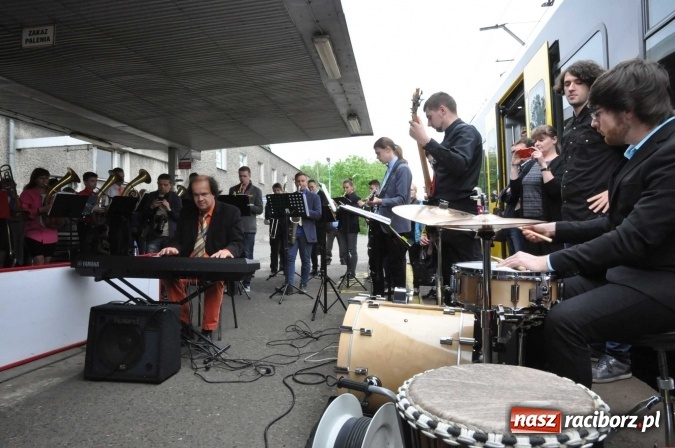 Zdjęcie w galerii na portalu naszraciborz.pl: Opolski Ekspres Dęty zawitał dziś do Raciborza. Na 800-lecie naszego miasta wiadomości z regionu