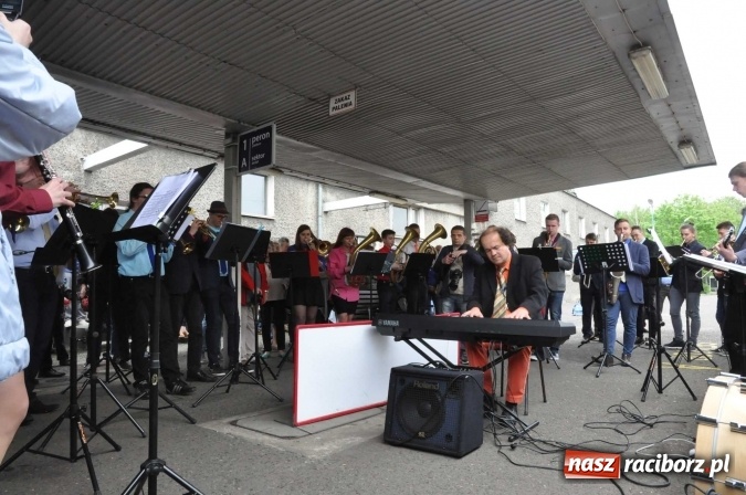 Zdjęcie w galerii na portalu naszraciborz.pl: Opolski Ekspres Dęty zawitał dziś do Raciborza. Na 800-lecie naszego miasta wiadomości z regionu