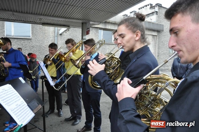 Zdjęcie w galerii na portalu naszraciborz.pl: Opolski Ekspres Dęty zawitał dziś do Raciborza. Na 800-lecie naszego miasta wiadomości z regionu
