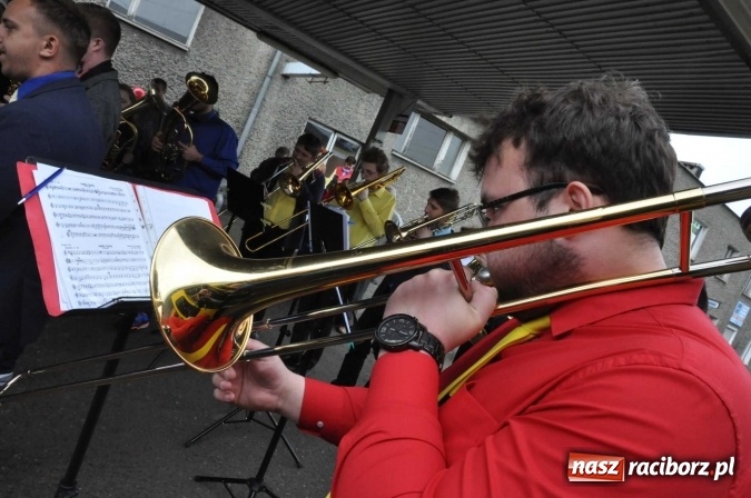 Zdjęcie w galerii na portalu naszraciborz.pl: Opolski Ekspres Dęty zawitał dziś do Raciborza. Na 800-lecie naszego miasta wiadomości z regionu