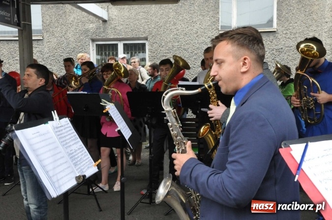 Zdjęcie w galerii na portalu naszraciborz.pl: Opolski Ekspres Dęty zawitał dziś do Raciborza. Na 800-lecie naszego miasta wiadomości z regionu