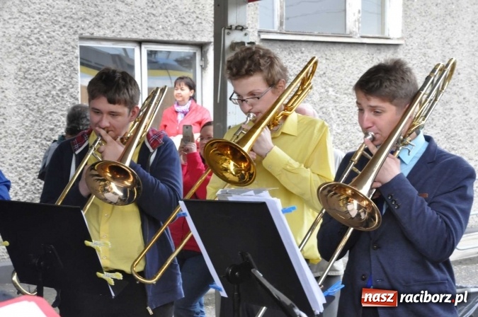 Zdjęcie w galerii na portalu naszraciborz.pl: Opolski Ekspres Dęty zawitał dziś do Raciborza. Na 800-lecie naszego miasta wiadomości z regionu