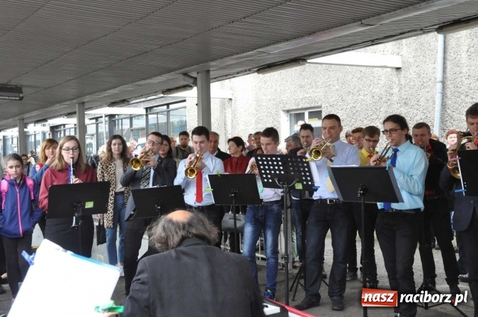 Zdjęcie w galerii na portalu naszraciborz.pl: Opolski Ekspres Dęty zawitał dziś do Raciborza. Na 800-lecie naszego miasta wiadomości z regionu
