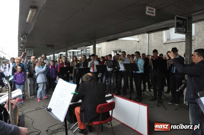 Zdjęcie w galerii na portalu naszraciborz.pl: Opolski Ekspres Dęty zawitał dziś do Raciborza. Na 800-lecie naszego miasta wiadomości z regionu