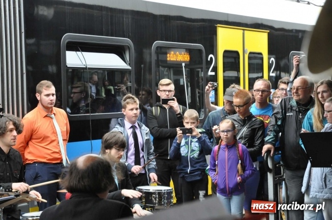 Zdjęcie w galerii na portalu naszraciborz.pl: Opolski Ekspres Dęty zawitał dziś do Raciborza. Na 800-lecie naszego miasta wiadomości z regionu