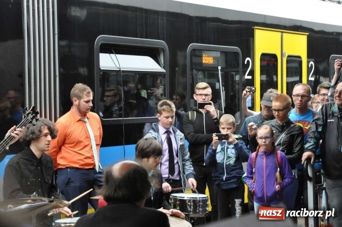 Zdjęcie w galerii na portalu naszraciborz.pl: Opolski Ekspres Dęty zawitał dziś do Raciborza. Na 800-lecie naszego miasta wiadomości z regionu