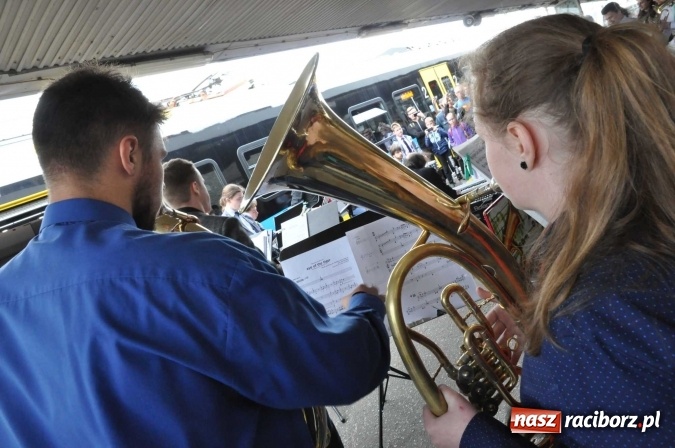 Zdjęcie w galerii na portalu naszraciborz.pl: Opolski Ekspres Dęty zawitał dziś do Raciborza. Na 800-lecie naszego miasta wiadomości z regionu