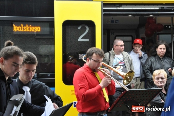 Zdjęcie w galerii na portalu naszraciborz.pl: Opolski Ekspres Dęty zawitał dziś do Raciborza. Na 800-lecie naszego miasta wiadomości z regionu