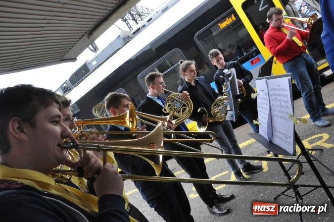 Zdjęcie w galerii na portalu naszraciborz.pl: Opolski Ekspres Dęty zawitał dziś do Raciborza. Na 800-lecie naszego miasta wiadomości z regionu