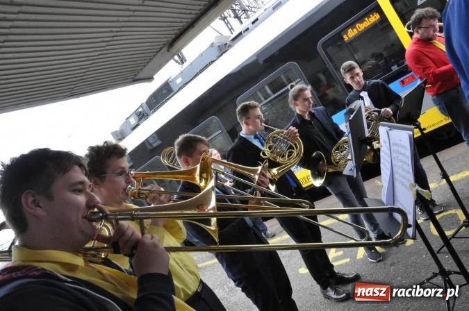 Zdjęcie w galerii na portalu naszraciborz.pl: Opolski Ekspres Dęty zawitał dziś do Raciborza. Na 800-lecie naszego miasta wiadomości z regionu