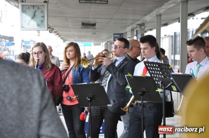 Zdjęcie w galerii na portalu naszraciborz.pl: Opolski Ekspres Dęty zawitał dziś do Raciborza. Na 800-lecie naszego miasta wiadomości z regionu