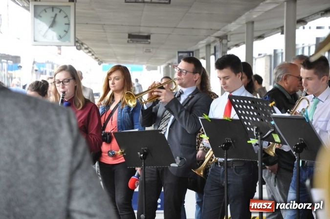 Zdjęcie w galerii na portalu naszraciborz.pl: Opolski Ekspres Dęty zawitał dziś do Raciborza. Na 800-lecie naszego miasta wiadomości z regionu
