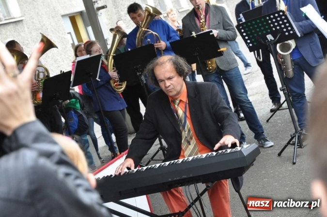 Zdjęcie w galerii na portalu naszraciborz.pl: Opolski Ekspres Dęty zawitał dziś do Raciborza. Na 800-lecie naszego miasta wiadomości z regionu