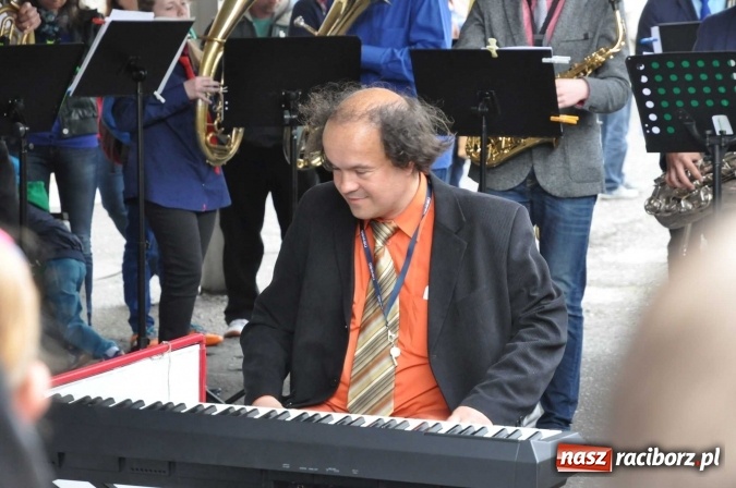 Zdjęcie w galerii na portalu naszraciborz.pl: Opolski Ekspres Dęty zawitał dziś do Raciborza. Na 800-lecie naszego miasta wiadomości z regionu