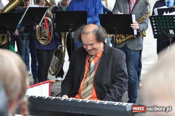 Zdjęcie w galerii na portalu naszraciborz.pl: Opolski Ekspres Dęty zawitał dziś do Raciborza. Na 800-lecie naszego miasta wiadomości z regionu