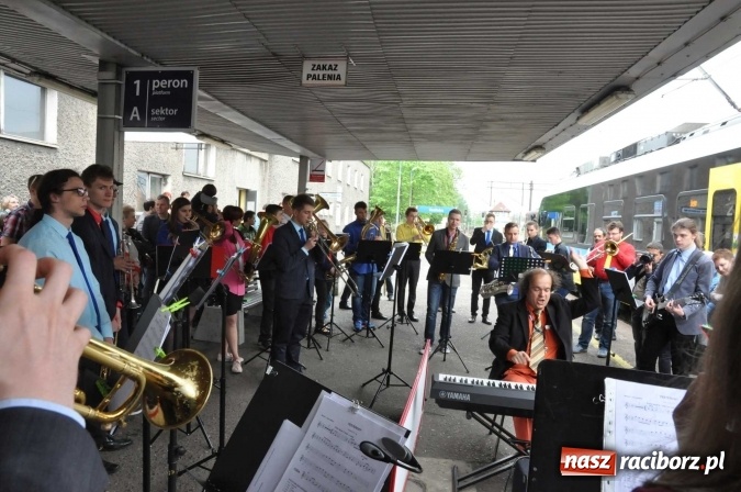 Zdjęcie w galerii na portalu naszraciborz.pl: Opolski Ekspres Dęty zawitał dziś do Raciborza. Na 800-lecie naszego miasta wiadomości z regionu