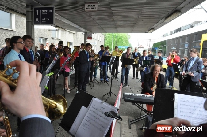 Zdjęcie w galerii na portalu naszraciborz.pl: Opolski Ekspres Dęty zawitał dziś do Raciborza. Na 800-lecie naszego miasta wiadomości z regionu