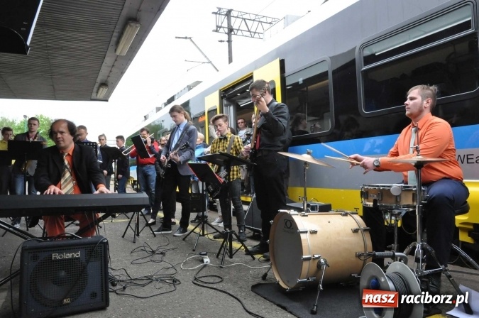 Zdjęcie w galerii na portalu naszraciborz.pl: Opolski Ekspres Dęty zawitał dziś do Raciborza. Na 800-lecie naszego miasta wiadomości z regionu
