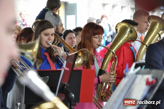 Zdjęcie w galerii na portalu naszraciborz.pl: Opolski Ekspres Dęty zawitał dziś do Raciborza. Na 800-lecie naszego miasta wiadomości z regionu