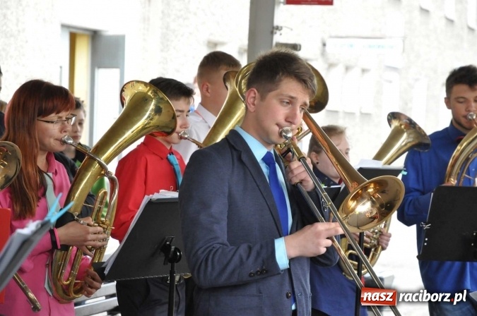 Zdjęcie w galerii na portalu naszraciborz.pl: Opolski Ekspres Dęty zawitał dziś do Raciborza. Na 800-lecie naszego miasta wiadomości z regionu