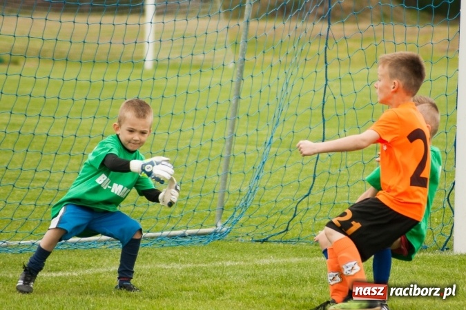 Zdjęcie w galerii na portalu naszraciborz.pl: Zmagania żaków Rafako i Pszowa przy Łąkowej wiadomości z regionu