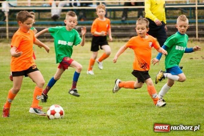 Zdjęcie w galerii na portalu naszraciborz.pl: Zmagania żaków Rafako i Pszowa przy Łąkowej wiadomości z regionu