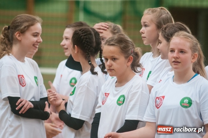 Zdjęcie w galerii na portalu naszraciborz.pl: Młodzi adepci siatkówki zagrali dla swoich mam już po raz piąty wiadomości z regionu