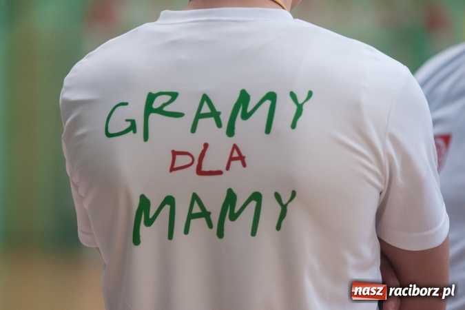 Zdjęcie w galerii na portalu naszraciborz.pl: Młodzi adepci siatkówki zagrali dla swoich mam już po raz piąty wiadomości z regionu