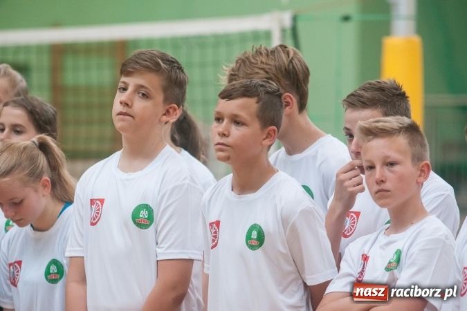 Zdjęcie w galerii na portalu naszraciborz.pl: Młodzi adepci siatkówki zagrali dla swoich mam już po raz piąty wiadomości z regionu