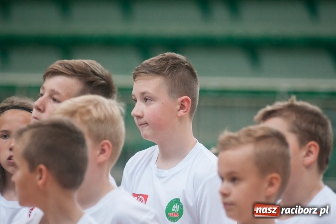 Zdjęcie w galerii na portalu naszraciborz.pl: Młodzi adepci siatkówki zagrali dla swoich mam już po raz piąty wiadomości z regionu