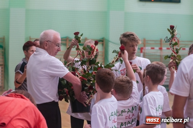 Zdjęcie w galerii na portalu naszraciborz.pl: Młodzi adepci siatkówki zagrali dla swoich mam już po raz piąty wiadomości z regionu