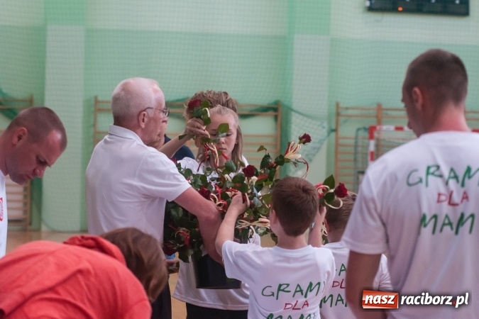 Zdjęcie w galerii na portalu naszraciborz.pl: Młodzi adepci siatkówki zagrali dla swoich mam już po raz piąty wiadomości z regionu