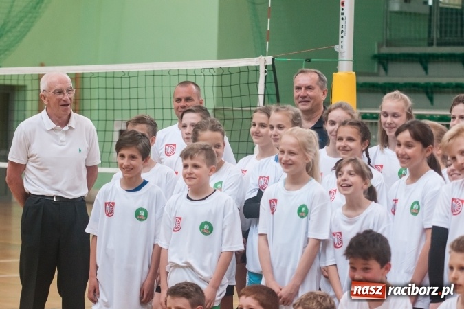 Zdjęcie w galerii na portalu naszraciborz.pl: Młodzi adepci siatkówki zagrali dla swoich mam już po raz piąty wiadomości z regionu