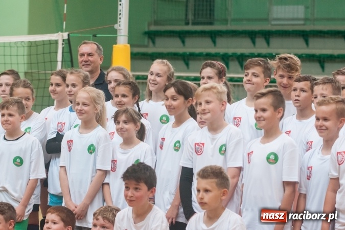 Zdjęcie w galerii na portalu naszraciborz.pl: Młodzi adepci siatkówki zagrali dla swoich mam już po raz piąty wiadomości z regionu