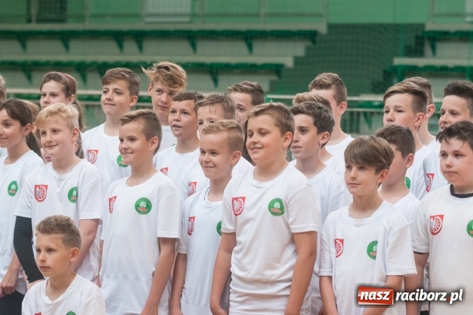 Zdjęcie w galerii na portalu naszraciborz.pl: Młodzi adepci siatkówki zagrali dla swoich mam już po raz piąty wiadomości z regionu