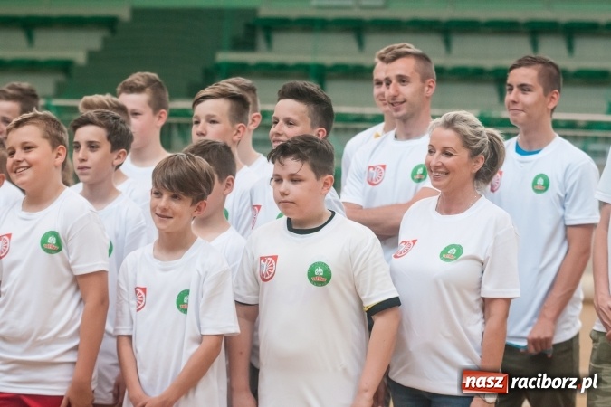 Zdjęcie w galerii na portalu naszraciborz.pl: Młodzi adepci siatkówki zagrali dla swoich mam już po raz piąty wiadomości z regionu