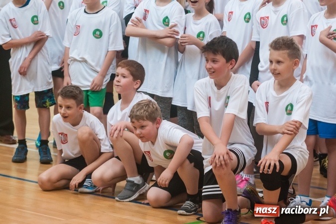 Zdjęcie w galerii na portalu naszraciborz.pl: Młodzi adepci siatkówki zagrali dla swoich mam już po raz piąty wiadomości z regionu