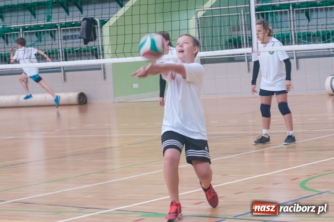 Zdjęcie w galerii na portalu naszraciborz.pl: Młodzi adepci siatkówki zagrali dla swoich mam już po raz piąty wiadomości z regionu