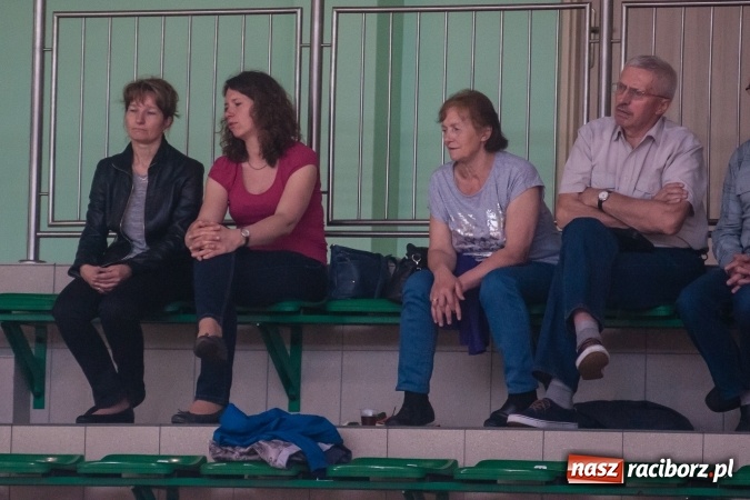 Zdjęcie w galerii na portalu naszraciborz.pl: Młodzi adepci siatkówki zagrali dla swoich mam już po raz piąty wiadomości z regionu