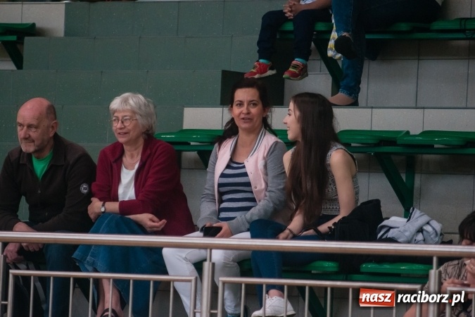 Zdjęcie w galerii na portalu naszraciborz.pl: Młodzi adepci siatkówki zagrali dla swoich mam już po raz piąty wiadomości z regionu
