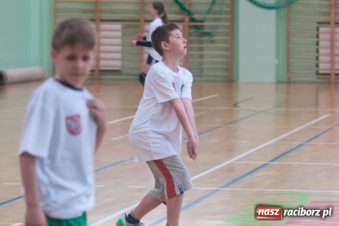 Zdjęcie w galerii na portalu naszraciborz.pl: Młodzi adepci siatkówki zagrali dla swoich mam już po raz piąty wiadomości z regionu