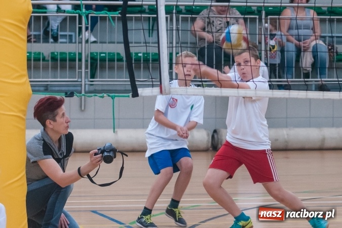 Zdjęcie w galerii na portalu naszraciborz.pl: Młodzi adepci siatkówki zagrali dla swoich mam już po raz piąty wiadomości z regionu