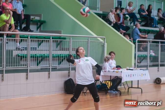 Zdjęcie w galerii na portalu naszraciborz.pl: Młodzi adepci siatkówki zagrali dla swoich mam już po raz piąty wiadomości z regionu