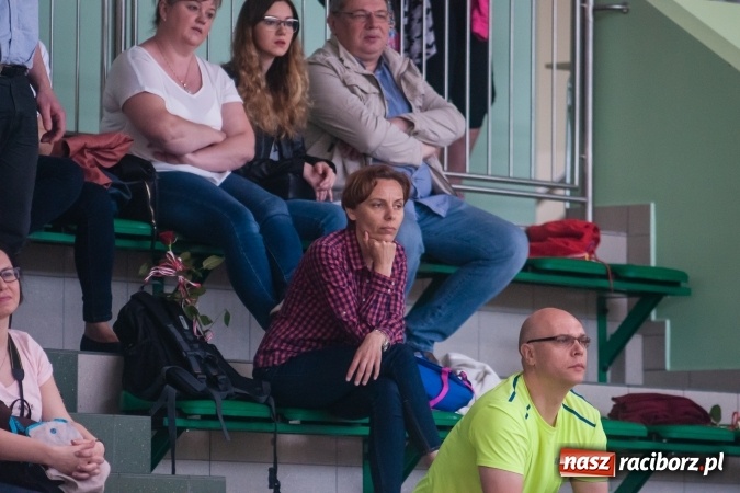 Zdjęcie w galerii na portalu naszraciborz.pl: Młodzi adepci siatkówki zagrali dla swoich mam już po raz piąty wiadomości z regionu