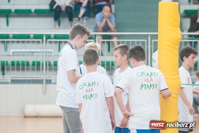 Zdjęcie w galerii na portalu naszraciborz.pl: Młodzi adepci siatkówki zagrali dla swoich mam już po raz piąty wiadomości z regionu