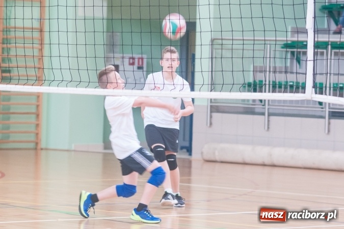 Zdjęcie w galerii na portalu naszraciborz.pl: Młodzi adepci siatkówki zagrali dla swoich mam już po raz piąty wiadomości z regionu