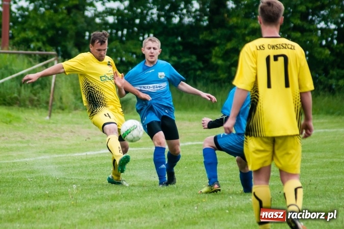 Zdjęcie w galerii na portalu naszraciborz.pl: Choć Owsiszcze się starały, to liderowi nie sprostały wiadomości z regionu