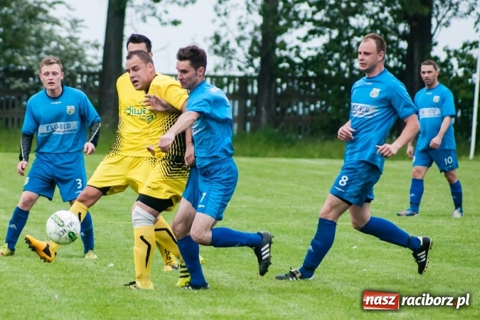 Zdjęcie w galerii na portalu naszraciborz.pl: Choć Owsiszcze się starały, to liderowi nie sprostały wiadomości z regionu