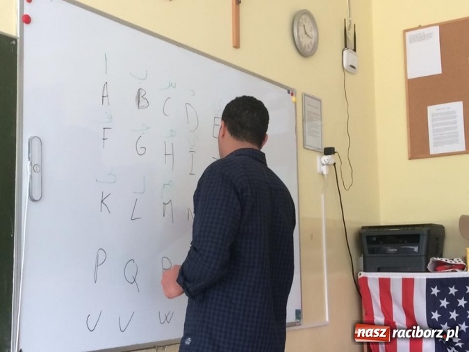 Zdjęcie w galerii na portalu naszraciborz.pl: Mahdi Chennak gościem pietrowickiej szkoły  wiadomości z regionu