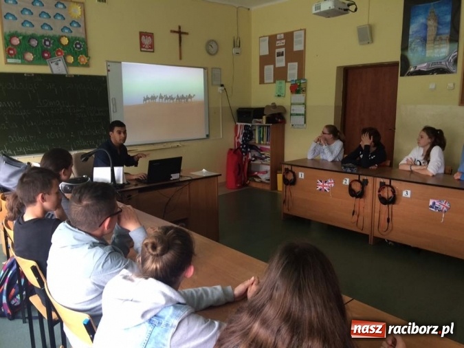 Zdjęcie w galerii na portalu naszraciborz.pl: Mahdi Chennak gościem pietrowickiej szkoły  wiadomości z regionu